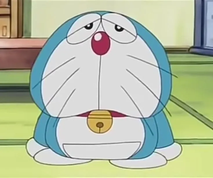Mèo Doremon ngồi lặng nhìn xa, ánh mắt chất chứa tâm tư sâu kín.