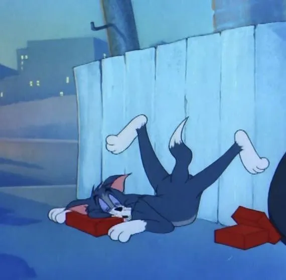 20+ Meme Mèo Tom Buồn Ngủ đôi mắt lim dim gương mặt uể oải cực vui nhộn